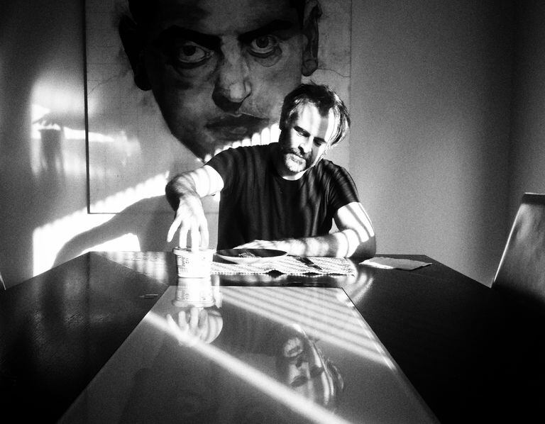 El cineasta Luiso Berdejo, en su casa de Los Ángeles.