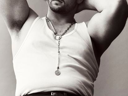 Jon Toth, con collar de cadena y perlas de Dolce & Gabbana y camiseta sin mangas de Calvin Klein.