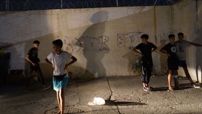 Niños inmigrantes en Ceuta, el pasado día 14, tras huir de su centro de acogida por temor a la repatriación.