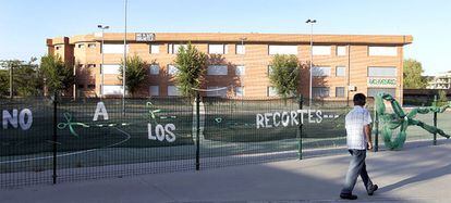 Cartel contra los recortes en educación instalado en el instituto Mirasierra.