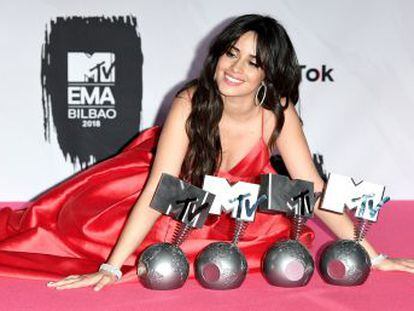 Camila Cabello ha sido la gran protagonista de la noche tras llevarse el galardón a la mejor artista del año