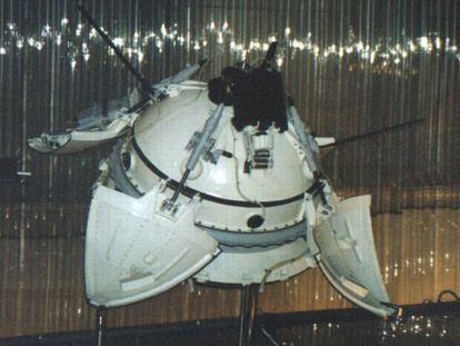 La nave 'Mars 2' fue el primer objeto construido por el ser humano que tocó la superficie de Marte, el 27 de noviembre de 1971. El objetivo era realizar un aterrizaje suave pero la nave impactó en el suelo y se perdió. La sonda estaba formada por dos módulos, uno orbital y otro de descenso. La imagen muestra una reproducción expuesta en el Museo Memorial de Cosmonáutica de Rusia.
