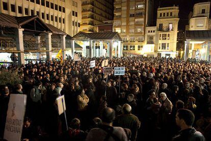 Concentración de protesta contra el cierre de las emisiones de TV-3, anoche, en la plaza de Santa Clara, en Castellón.