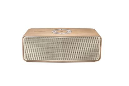 Con tecnología Bluetooth y un diseño acabado en madera, este altavoz para interiores cuenta con prácticas funcionalidades. LG Auto Music Play, por ejemplo, comienza la reproducción con sólo acercar el smartphone al altavoz. Multibluetooth, por su parte, posibilita la conexión a múltiples dispositivos Bluetooth, mientras que Dual Play, por último, permite utilizar dos unidades para crear un sistema de sonido estéreo. PVP: 99 euros www.lg.com