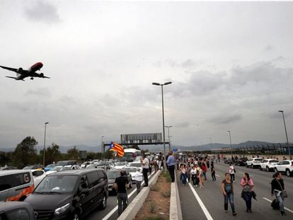 Centenares de personas bloquean las inmediaciones del Aeropuerto de El Prat tras el llamamiento de Tsunami Democràtic a protestas por la condena a los líderes del 'procés', en octubre de 2019.