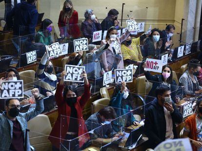 Diputados de la Cámara de Chile con pancartas contra el retiro de los fondos de pensiones.