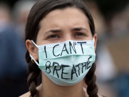 "No puedo respirar" en la mascarilla de una participante en una protesta en Stuttgart por el asesinato de George Floyd.
