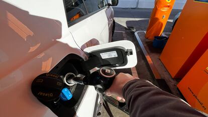 Un hombre repostaba el lunes en una gasolinera de Santiago de Compostela.
