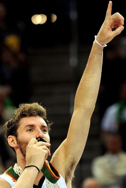 Rudy Fernández besa la medalla de campeón del Eurobasket.