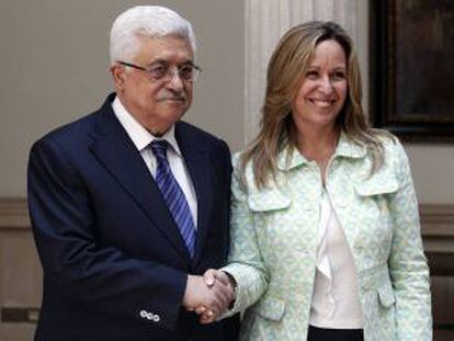 El presidente palestino, Mahmoud Abbas, con la ministra de Exteriores, Trinidad Jiménez.