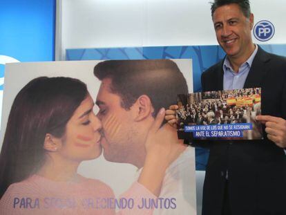Xavier García Albiol muestra los carteles de la campaña.