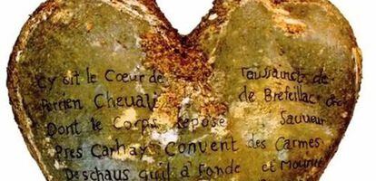 Urna de plomo en forma de corazón con una inscripción en la que se identifica la pertenencia del corazón a Toussaint Perrien, Caballero de Brefeillac.