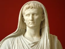 El emperador Augusto, representado con el velo de pontífice máximo, en una estatua del Museo Nacional Romano