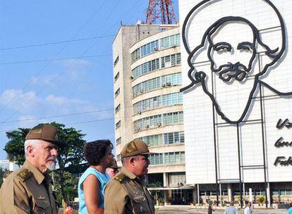Escultura metálica del comandante Cienfuegos, en la Plaza de la Revolución en La Habana.