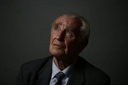 Jerzy Ulatowski, de 83 años, que fue registrado con el número 192823 en el campamento, posa para una foto en Varsovia el 12 de enero de 2015. Ulatowski fue trasladado en tren a Auschwitz-Birkenau cuando tenía 13 años de edad. En enero de 1945, se las arregló y, en un momento de poca vigilancia en la alambrada que rodeaba el campo, logró escapar con su familia.