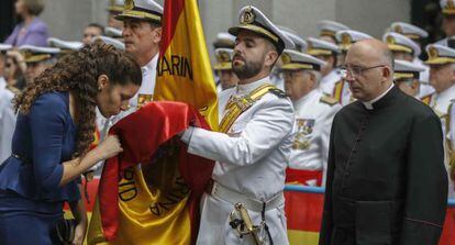 Una mujer jura la bandera este s&aacute;bado en el Paseo del Prado de Madrid.