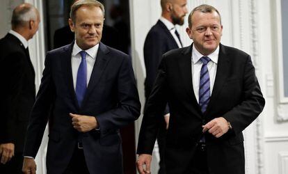 El presidente del Consejo Europeo, Donald Tusk, con el primer ministro dan&eacute;s, Lars Lokke Rasmussen.