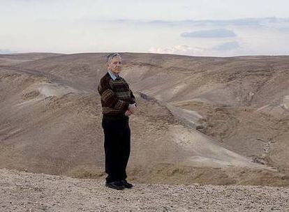 El escritor israelí Amos Oz, premio Príncipe de Asturias de las Letras 2007, la primavera pasada en el desierto de Dimona, Israel.