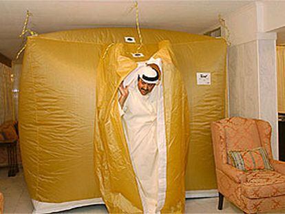 Un ciudadano kuwaití muestra la tienda de campaña instalada en el salón de su casa para protegerse de Irak. PLANO GENERAL - ESCENA