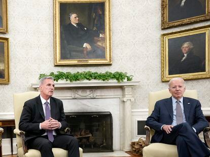 El líder de la mayoría republicana de la Cámara de Representantes, Kevin McCarthy, y el presidente de Estados Unidos, Joe Biden.