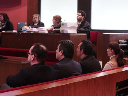 Dani Fernández, Manuel Bustos, Francisco Bustos y María Elena Pérez, en el banquillo.