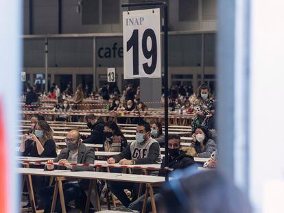 Aspirantes a una plaza de funcionario, en un examen en Madrid en febrero de 2022.