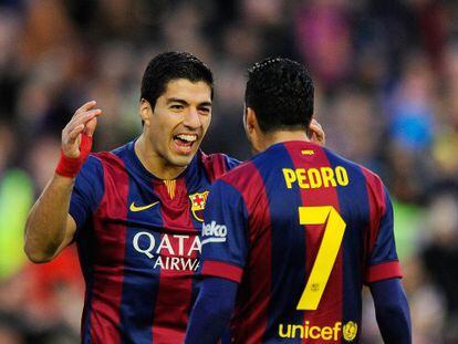 Luis Su&aacute;rez celebra con Pedro su primer tanto en la Liga, ante el C&oacute;rdoba en el Camp Nou.