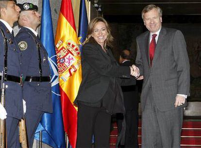 La ministra de Defensa, Carme Chacón, con el secretario general de la OTAN, Jaap de Hoop Scheffer.