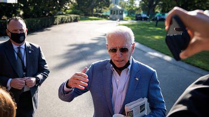 El presidente de Estados Unidos, Joe Biden, habla este sábado con los periodistas en el jardín sur de la Casa Blanca, en Washington.
