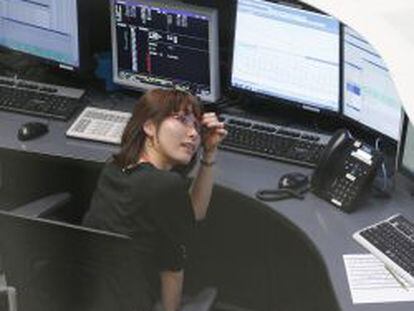 Una operadora en el parqu&eacute; de la Bolsa de Tokio.