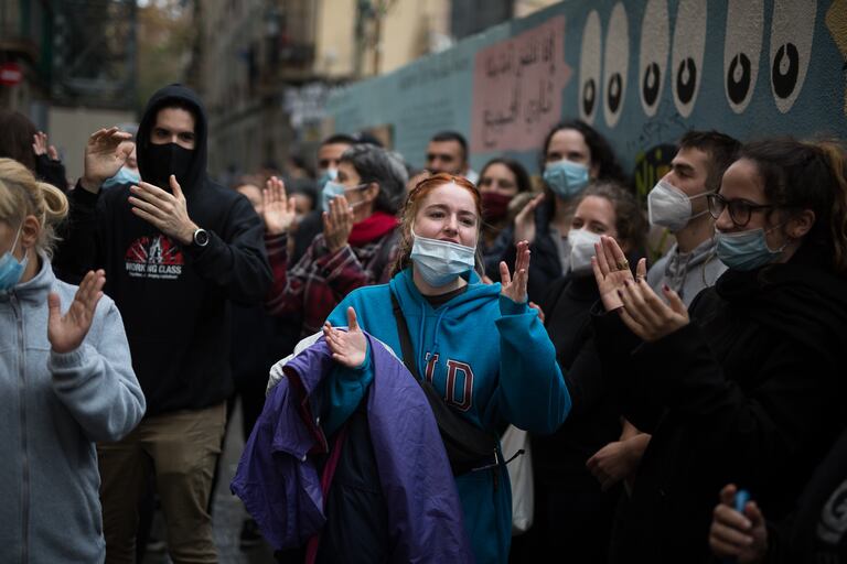 Un grupo de vecinos celebra la paralización de un desahucio en la calle Aurora del Raval de Barcelona, el 27 de noviembre.