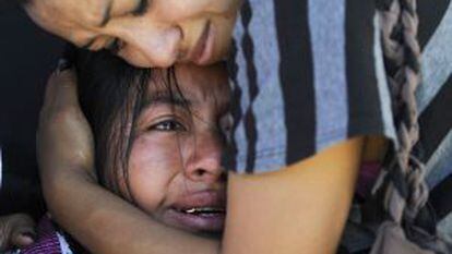 Dos mujeres lloran tras un tiroteo en Ciudad de Guatemala.