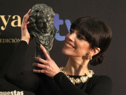 La actriz Maribel Verdú, tras recibir el Goya a la mejor interpretación femenina protagonista por su papel en 'Blancanieves'.