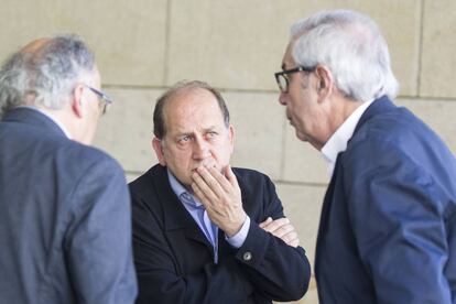 El candidato a presidente de la Xunta por el PSOE, Leiceaga (centro), con los dos socialistas que ocuparon el cargo, Lage y Touriño.