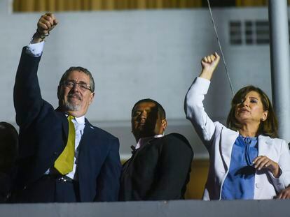 El presidente electo de Guatemala, Bernardo Arévalo, con su vicepresidenta Karin Herrera, en Ciudad de Guatemala tras su victoria en los comicios.
