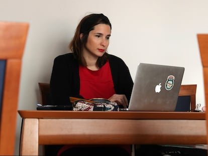 Isabel Garrido, profesora de Economía interina y opositora en su domicilio de Madrid.