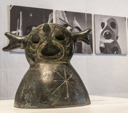 L’escultura 'Cap', creada en bronze per Miró el 1949 amb les fotos de les xemeneies de la Pedrera que va fer Gomis aquells anys.