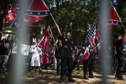 Simpatizantes del Ku Klux Klan, considerado como un grupo terrorista por las autoridades estadounidenses, protestan en Charlottesvile (Virginia), en julio de 2017 por la retirada de una estatua confederada. 