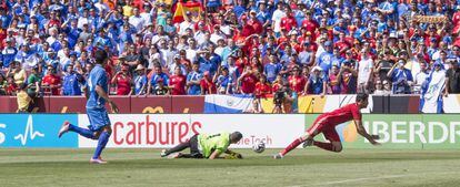 Diego Costa es derribado por el portero salvadoreño en el amistoso que España y El Salvador disputaron en Washington.