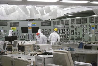 Restablecimiento del suministro eléctrico en la sala de control del reactor 2 de la central de Fukushima, en una imagen proporcionada por Tepco.