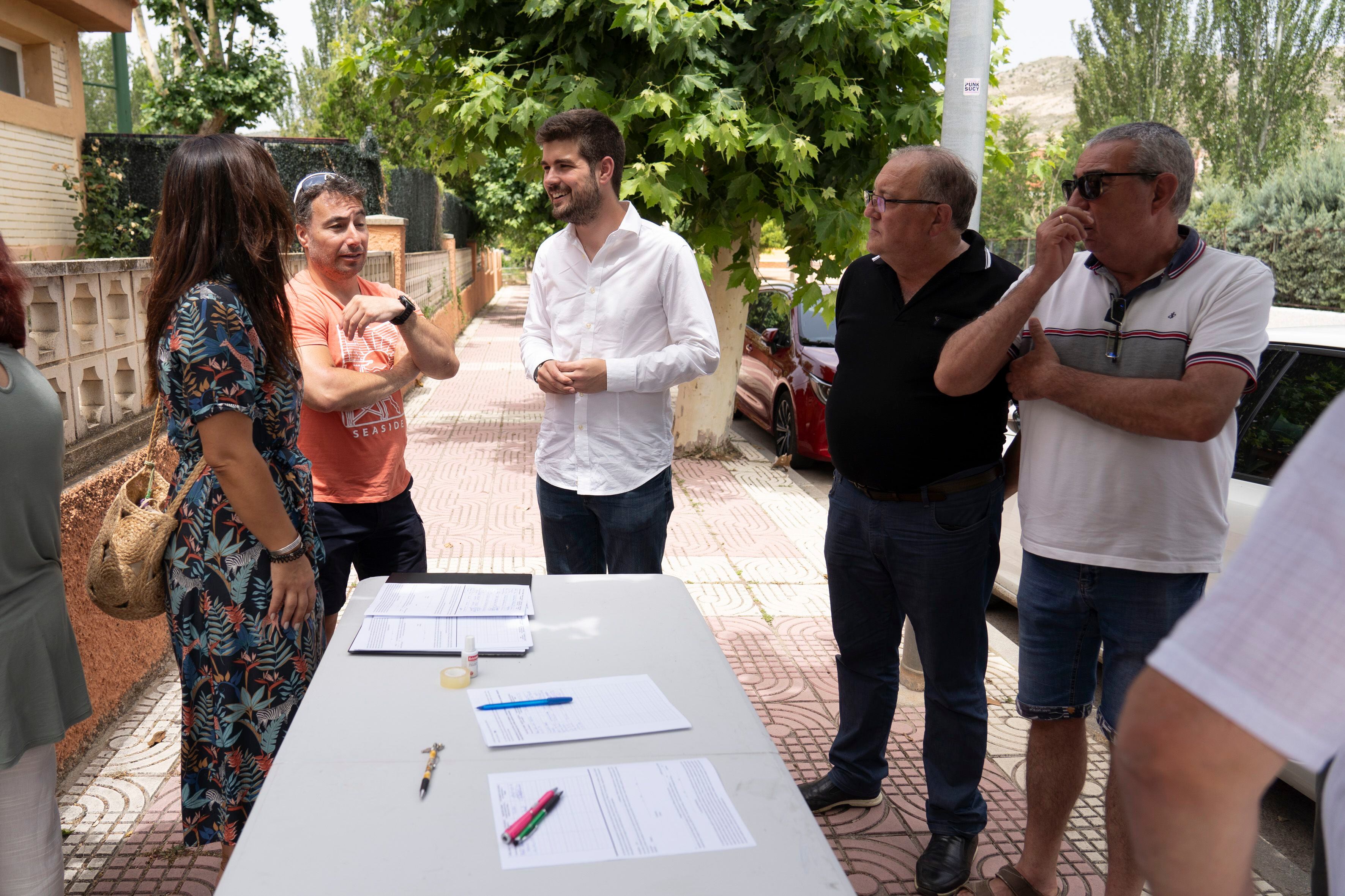 Diego Loras habla con vecinos de Utrillas que recogen firmas para mantener las ambulancias nocturnas en municipios de la comarca de las Cuencas Mineras (Teruel).