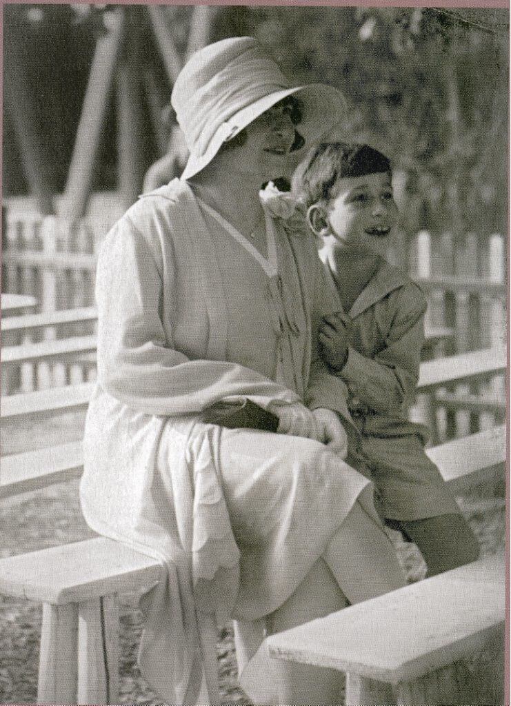 Lilly Cassirer, con su nieto Claude, en una imagen de los años veinte en Alemania.