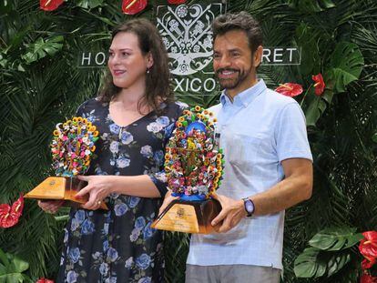 La actriz chilena Daniela Vega y el actor mexicano Eugenio Derbez, este viernes en los premios Platino.