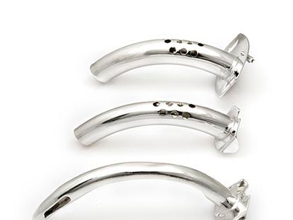 Cánulas de plata para traqueotomía, similares a las robadas al hospital Vall d'Hebron.
