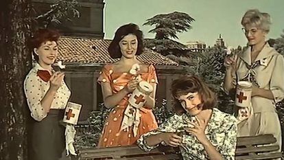 Fotograma de la película Las chicas de la Cruz Roja (1958).