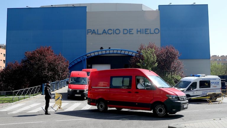 Efectivos de la UME trasladan a los fallecidos por coronavirus al Palacio de Hielo de Madrid, en mayo.