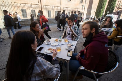 Ambiente después de clase, en los aledaños de la Universidad de Salamanca.