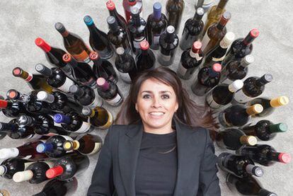 Marta Lojo, con algunas de las botellas que viste, en Cambados.