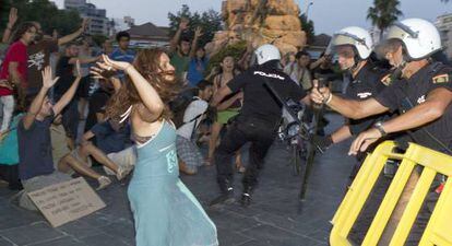 Agentes del cuerpo Nacional de Policía disuelven a los manifestantes del 15M que se habían concentrado en Palma de Mallorca, para protestar por el desalojo llevado a cabo la pasada noche en la plaza España de la capital balear.