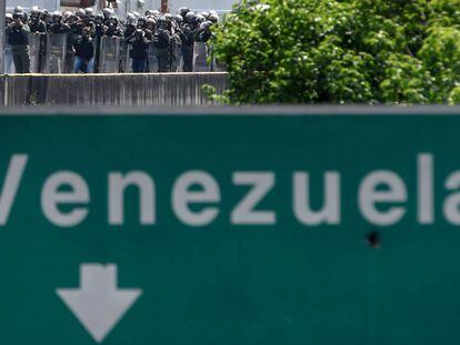 Polic&iacute;a antidisturbios durante una manifestaci&oacute;n en Caracas. 
